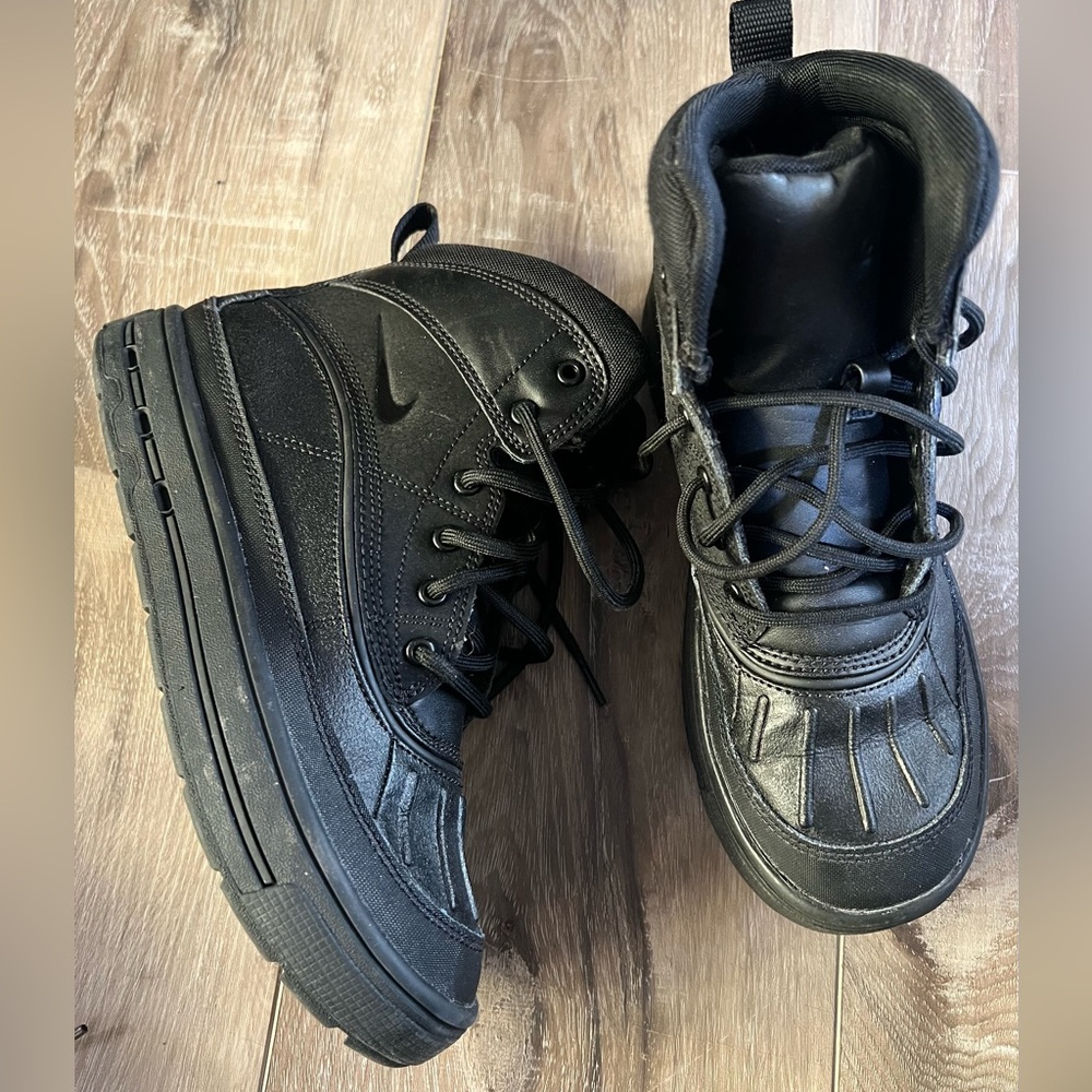 Nike Black High-Tops size 4Y